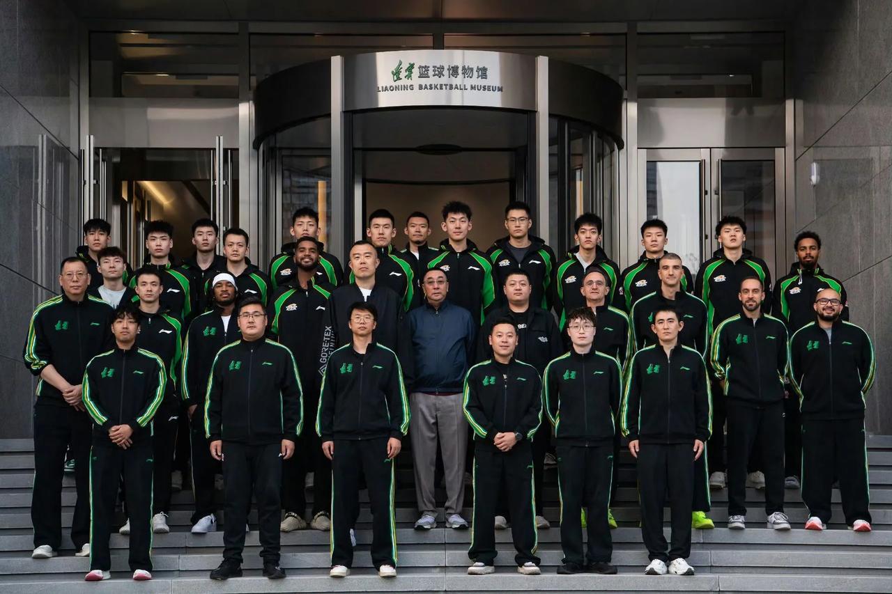 正式出征！辽宁男篮奔赴山东，新赛季首战全队力争取胜。北京时间今天上午，辽宁男