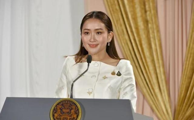 突发，佩通坦复职无望，反对派得逞，好在他信还有后手泰国宪法法院大楼那天的判决