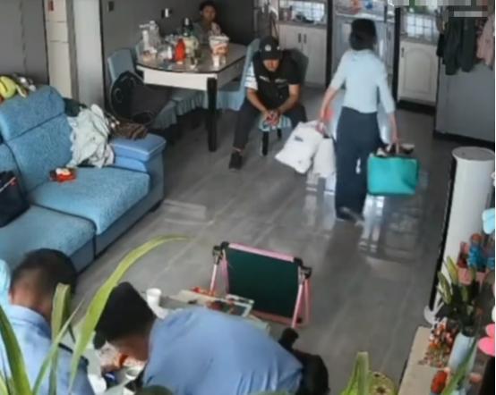 6月14日，新疆一女子逼迫丈夫离婚，两人签订离婚协议后，女子提着行李就走，连给孩