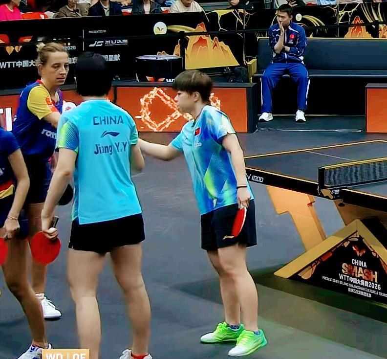 王艺迪/姜依依3:0零封斯佐/萨马拉时，意外暴露教练于子洋的习惯！看他动作，应