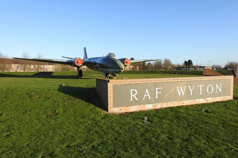 据英国《太阳报》报道，一伙身份不明的盗贼光天化日之下悄悄潜入位于剑桥郡的皇家空军