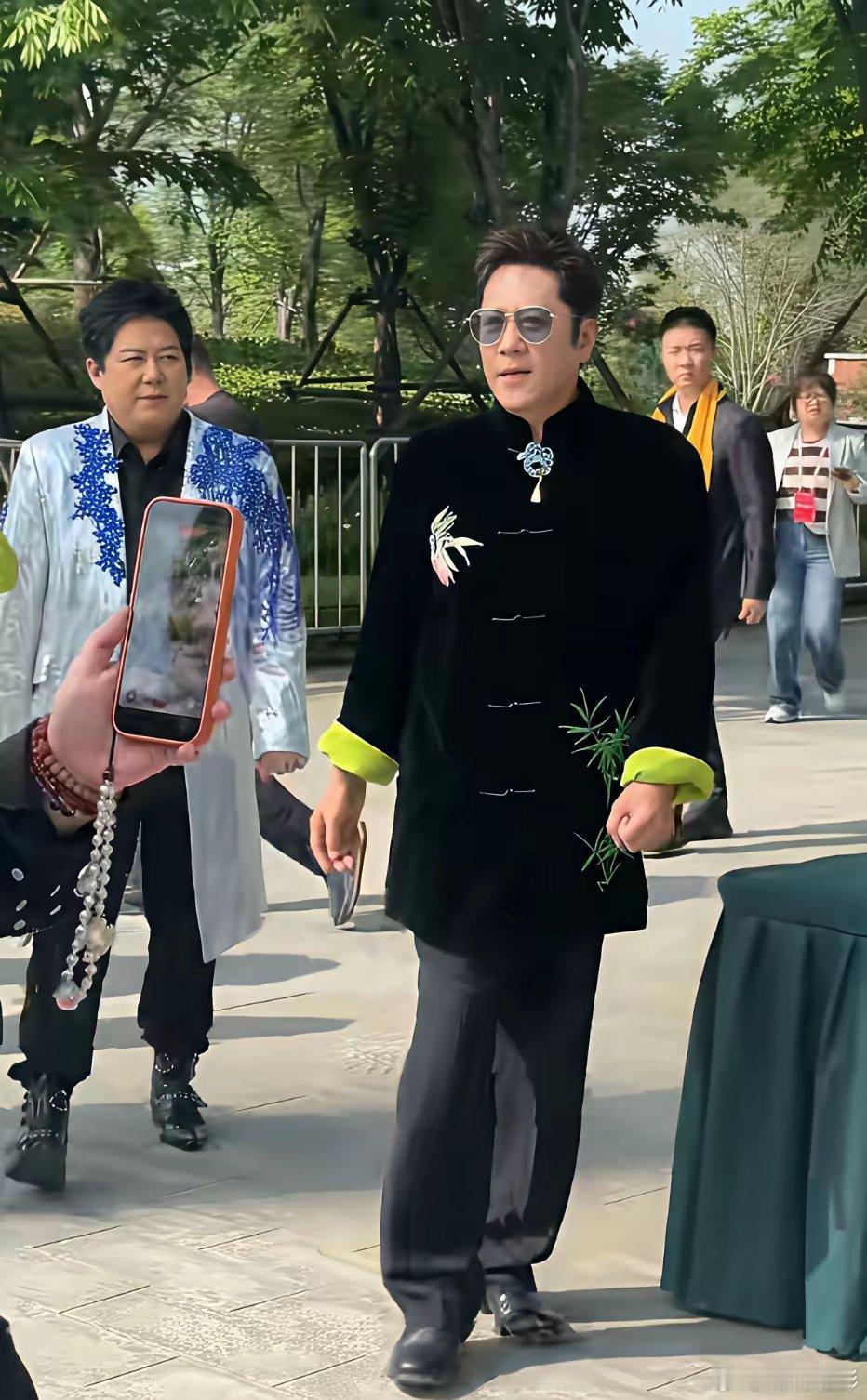 近日，蔡国庆现身北京街头参加活动时的一幕。你有什么感想？