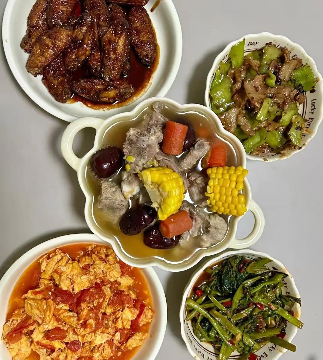 邻居家的孩子每次到吃饭的时间，都会跑到我的家里蹭饭，实在是太没有教养了，事情的