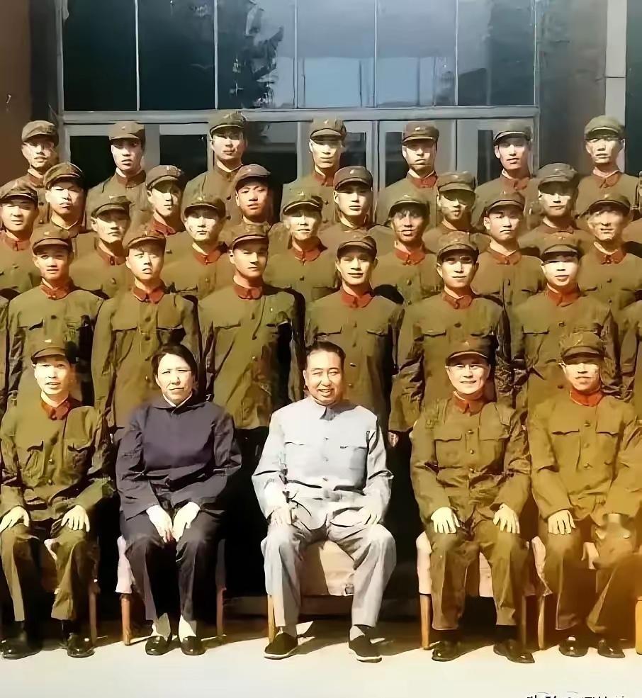 那年，在中南海，华主席和夫人高兴地同警卫部队的全体指战员合影留念…华伟人领袖