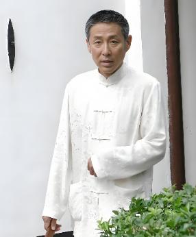 陈道明说：“退休之后，只要你不出门，不跟他人交往，你就花不了几个钱，没有人