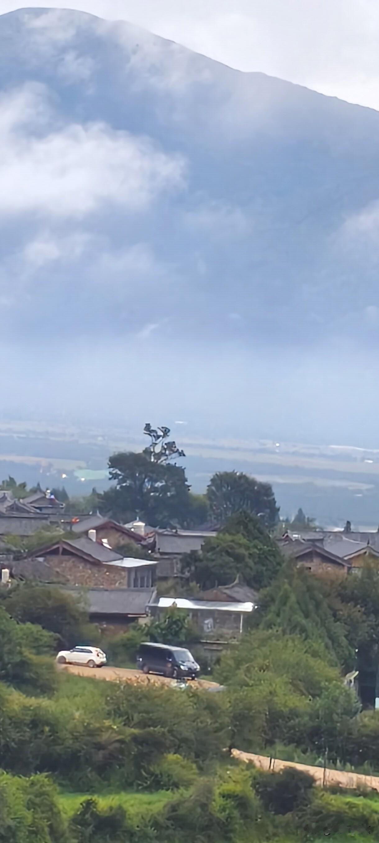 南京这场雨可算来了，之前预报老爽约，真让人无语。闷热空气被这雨一冲，好像都“活”