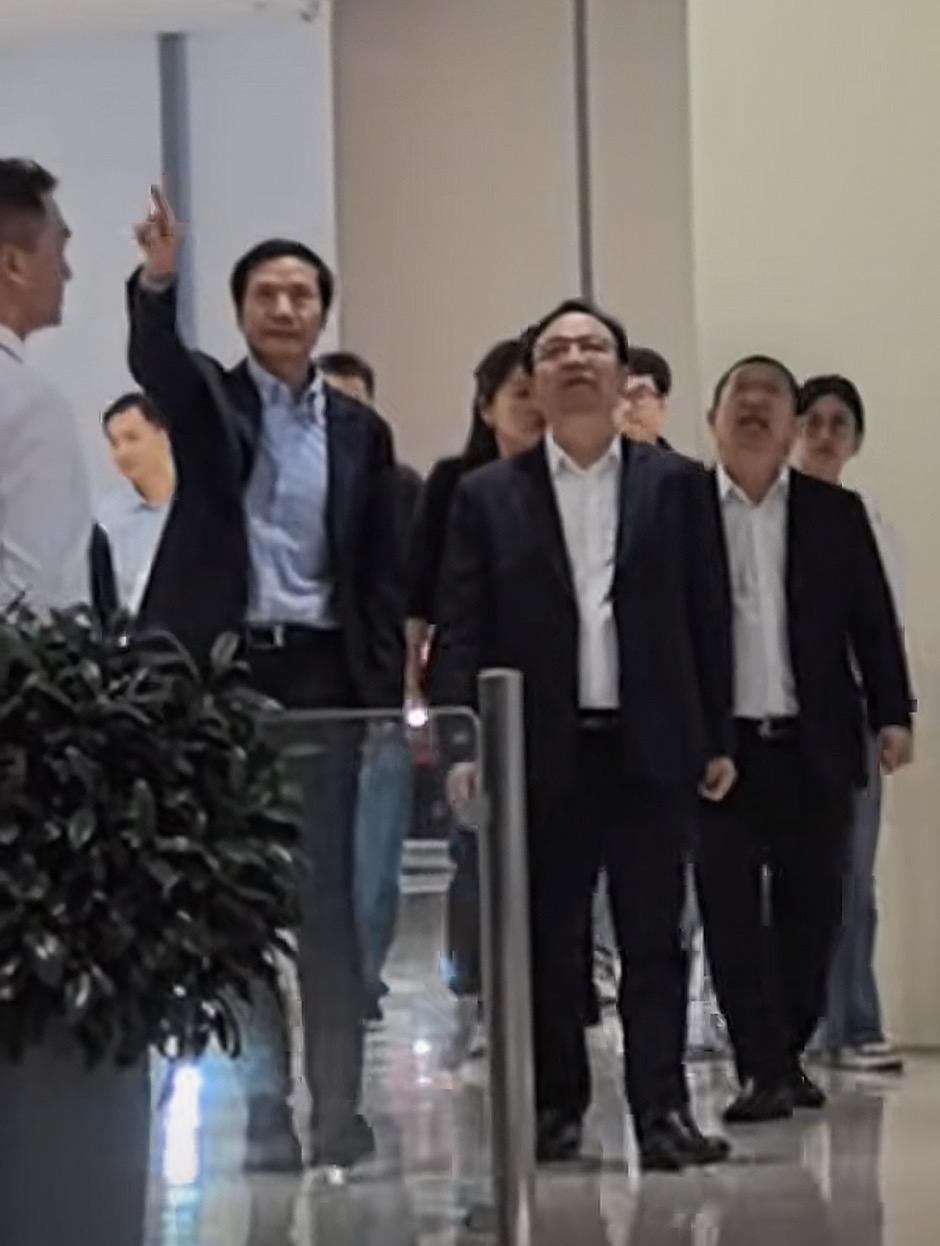 7月16日，网友偶遇比亚迪董事长王传福，在雷军的陪同下参观小米汽车工厂。从视频