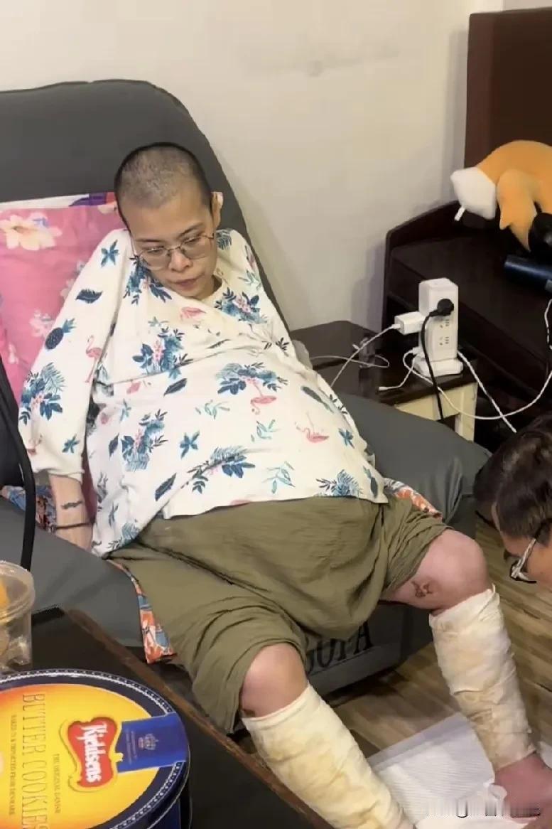 有人认识她吗？网红丁丁老师。别误会，她不是怀孕了，这么大的肚子是因为她得了卵