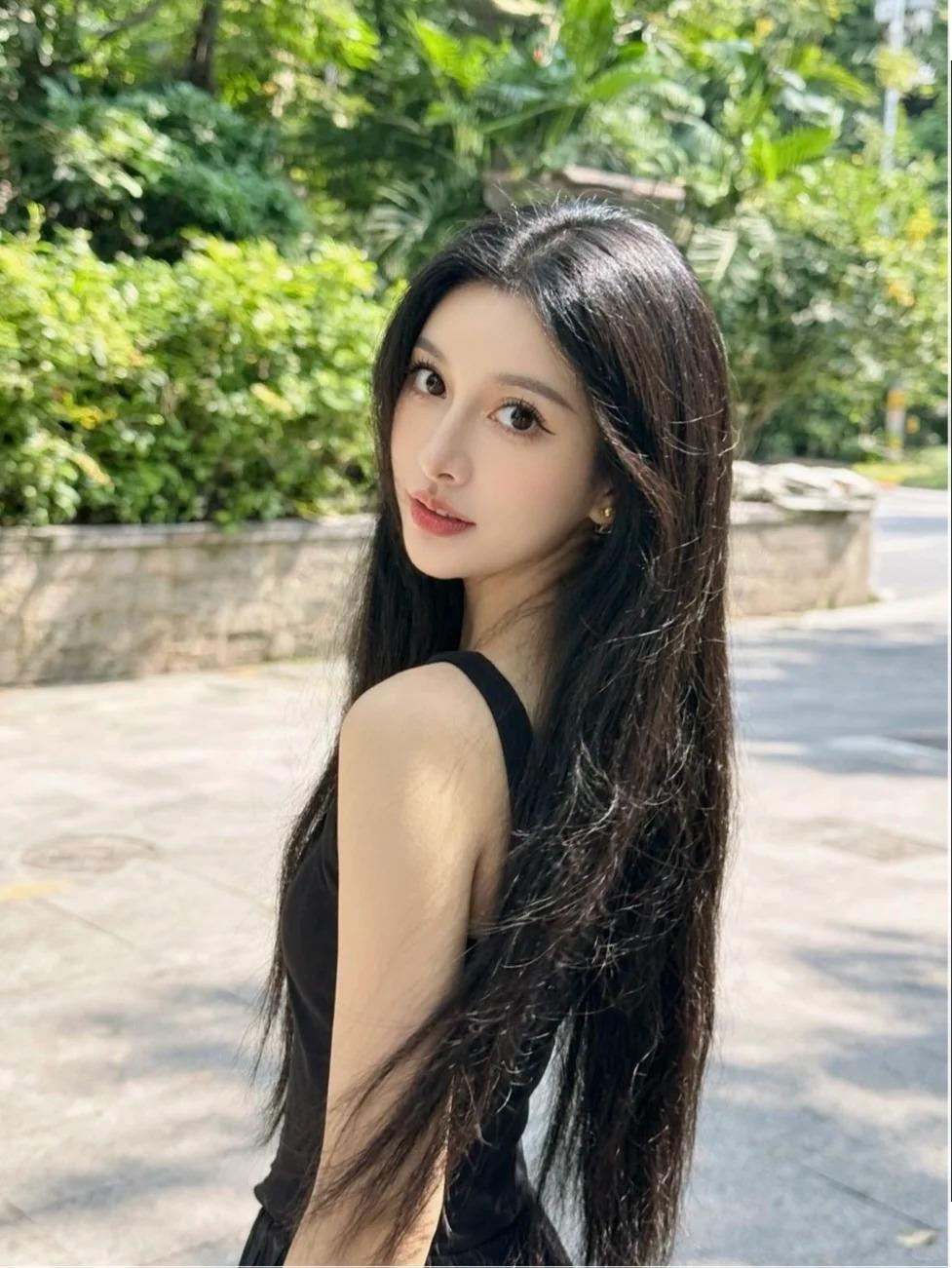 精致的五官犹如刀刻，让人过目不忘的模特少女，面庞是时光隽刻的原生轮廓，线条柔和却