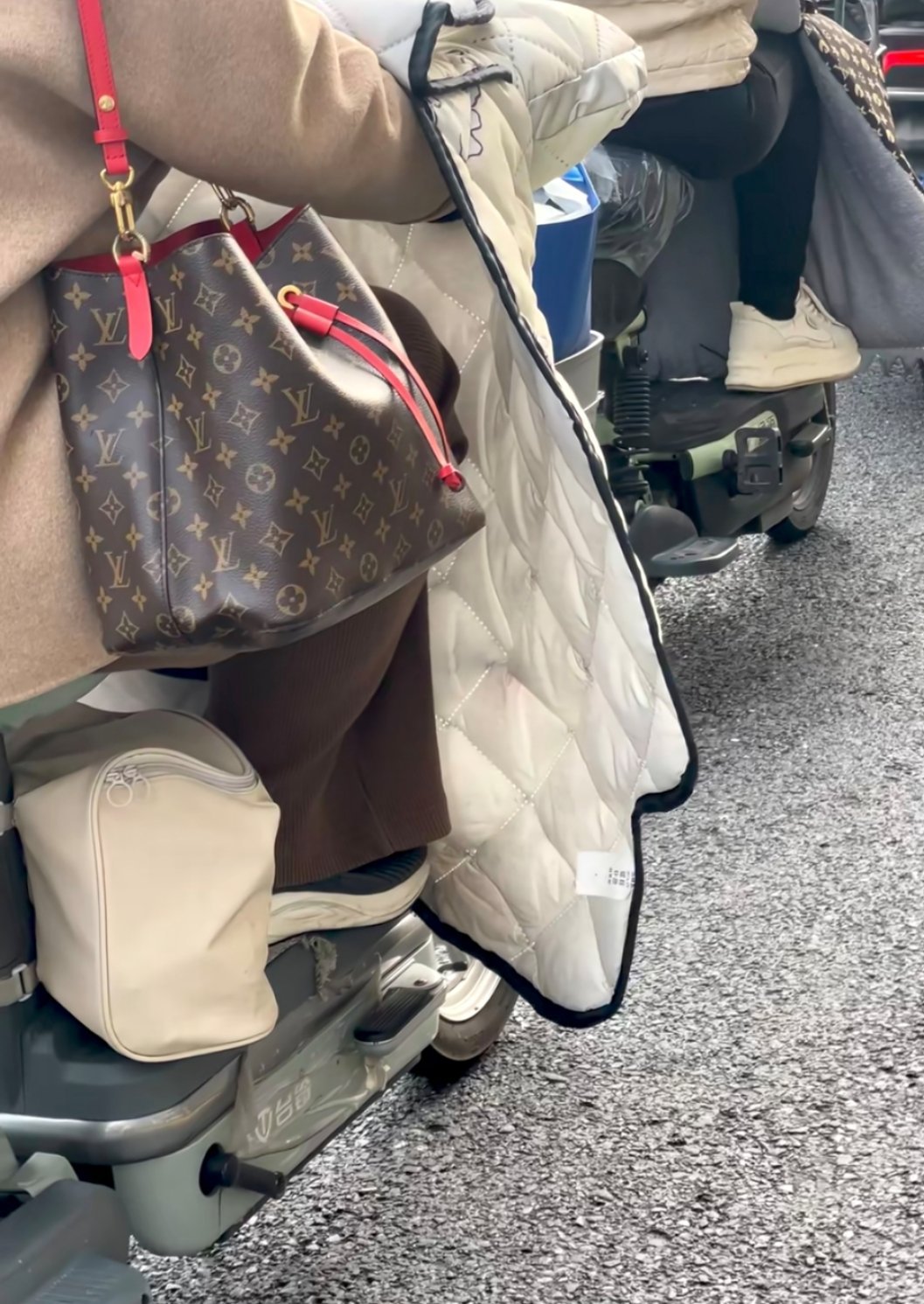 买LV的不一定是富人骑电瓶车上下班的一定不富