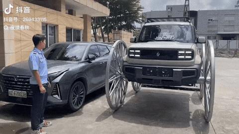 这是正常人能干出来的事吗？近日广东街头，一辆非法改装的小车格外抢眼，四个超大车