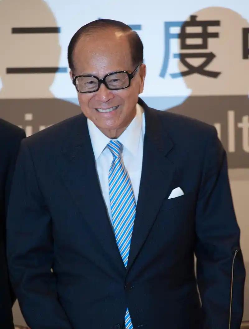 98岁李嘉诚又被造谣去世了！长实集团火速出面辟谣。10月15日，有传言称，现