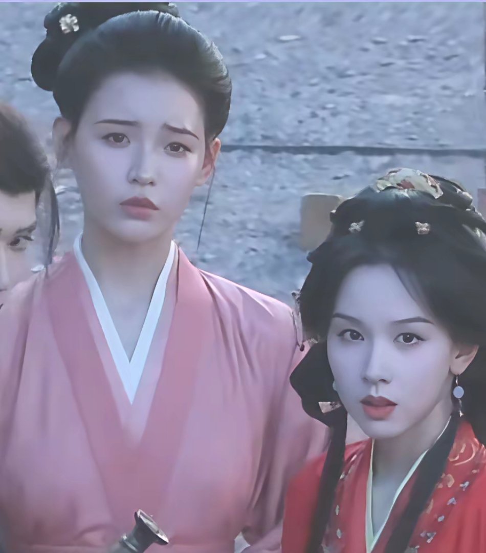 陈都灵背后这个扮演丫鬟角色的演员好惊艳呀，长得好像龚俊