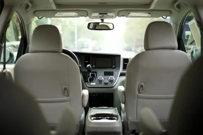 买二手丰田塞纳的热度，是用一堆重大事故车和狠造出来的“战损版”撑起来的。这车在