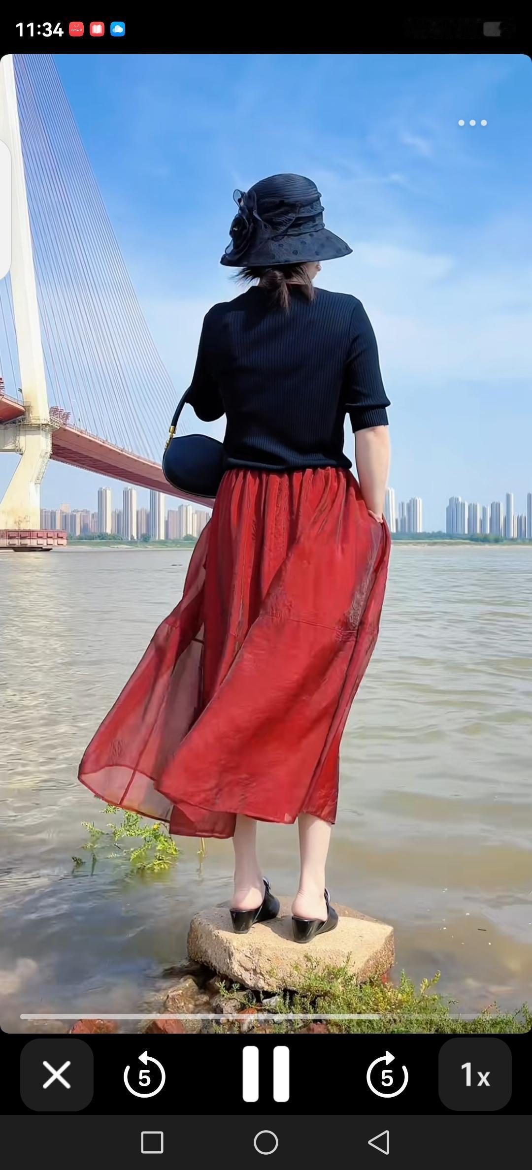 我闺蜜是最不靠谱的女人，在外面混了一辈子，家里还是一贫如洗。她喜欢玩，喜欢穿