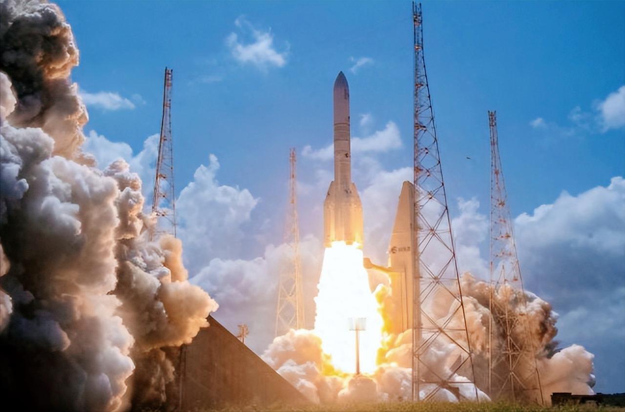欧洲航天竟然直接打出王炸，全新阿丽亚娜64火箭首飞就圆满成功，一口气把32颗亚马
