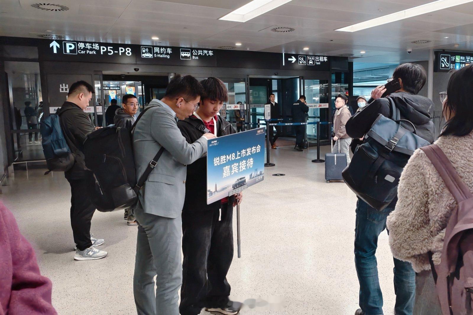 看样子这车今天上市，不过跟我没关系，我去参加别克致境世家的发布会。视频按说今晚