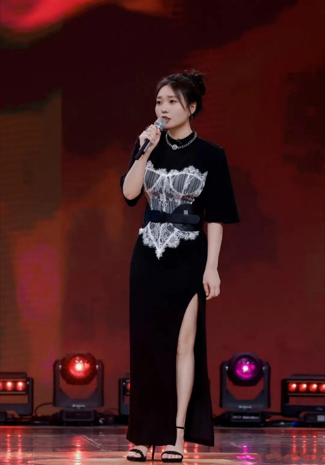 李雪琴自从瘦了之后，服装风格都发生了改变，现在都是那种很媚气的了！！​​​