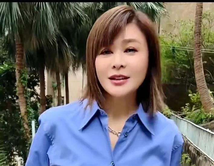 近日，香港第一美女关之琳晒出自己62岁视频，依然魅力四射！一头微微发黄的中长发柔