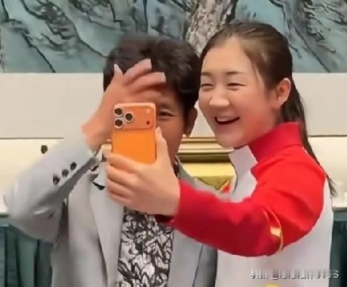 陈梦在恩师乔云萍面前显得格外放松，两人之间的互动暖人心扉！乔局还俏皮地拨了拨