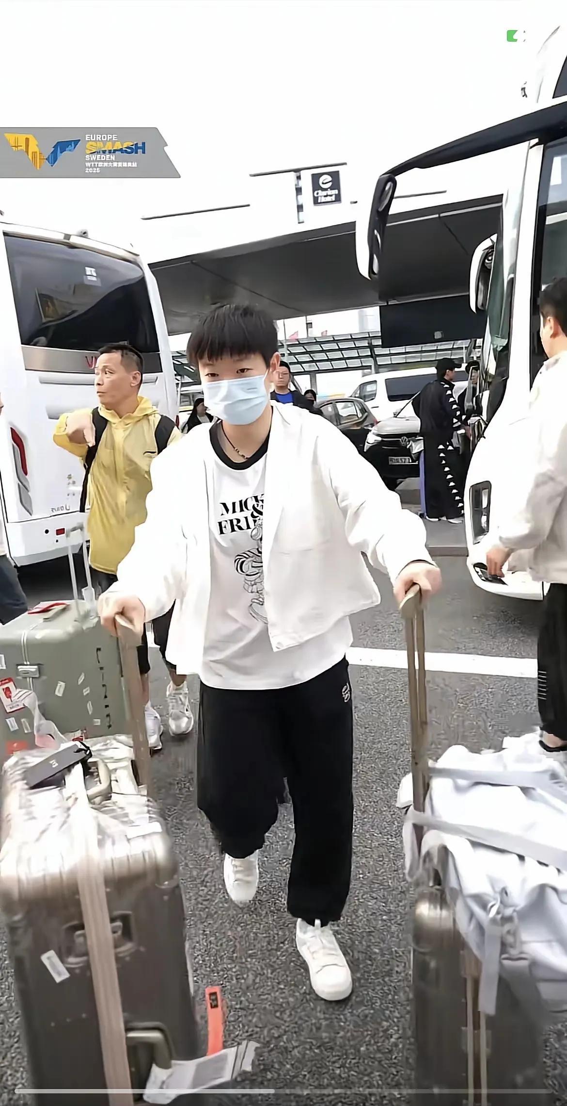 国乒闪电转战瑞典！林高远帅气依旧，孙颖莎白衣出征剑指冠军
