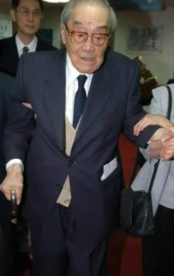 1920年，山东曲阜，孔府接到死讯：衍圣公死在京城，小妾肚子里那个要是闺女，孔家