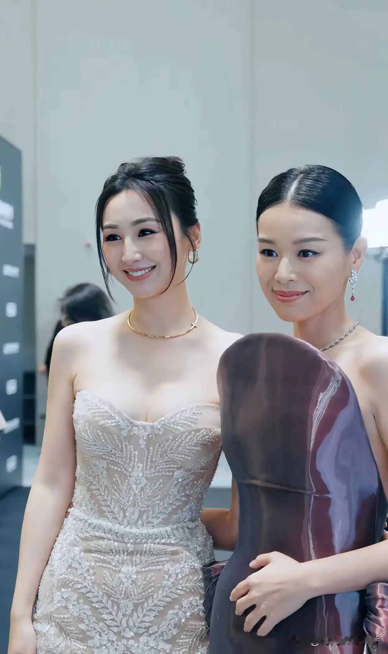 看到胡杏儿的这个礼服，你想到了什么？胡杏儿的这个礼服看起来好像是塑料做的，真的有