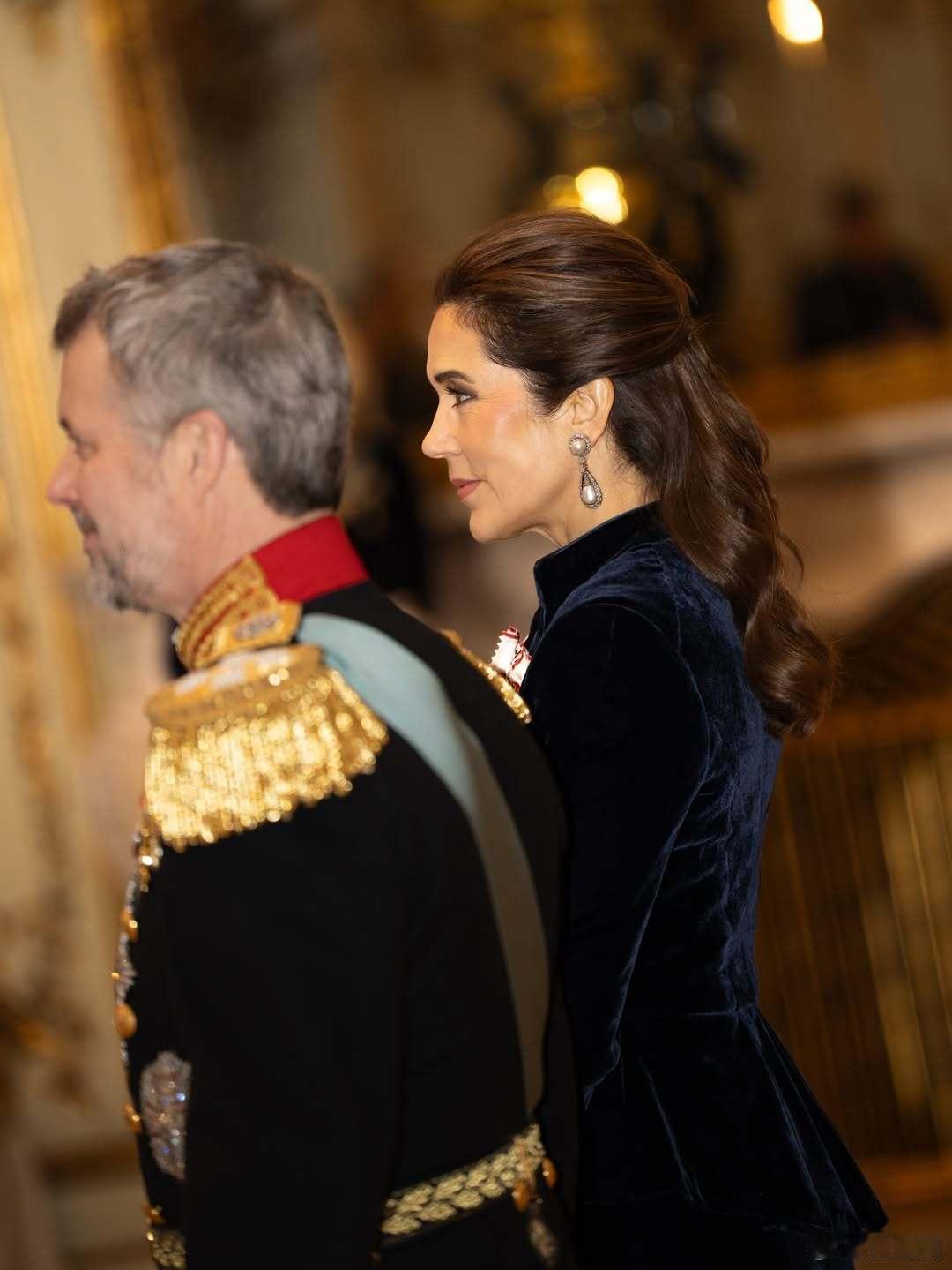 丹麦王室🇩🇰1月5日，弗雷德里克国王和玛丽王后出席新年招待会。招待最高法院