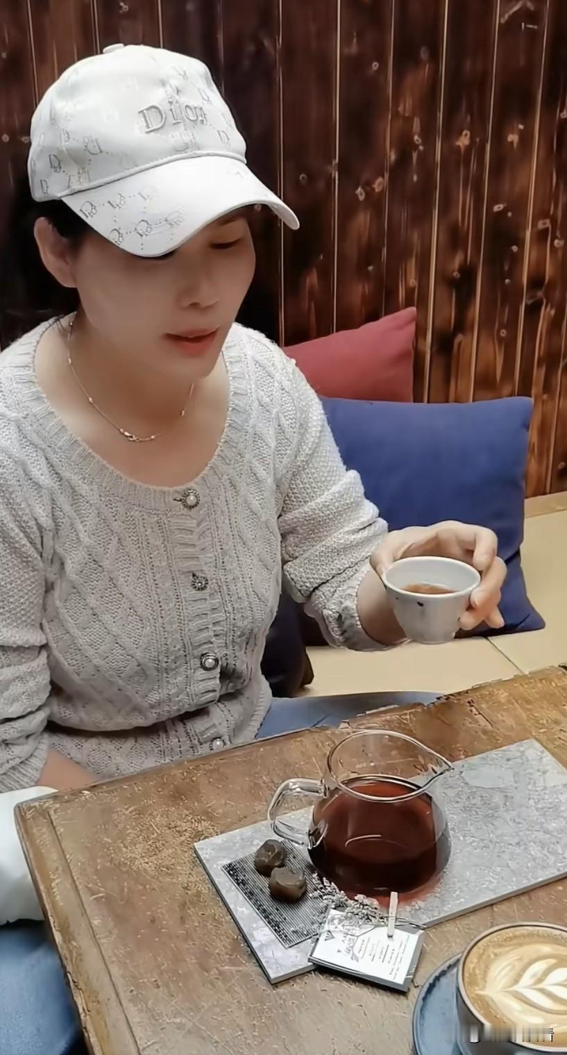 小杨阿姨心疼呀！她这一杯咖啡500块，筱梅请小杨阿姨喝下午茶。小杨阿姨发视频