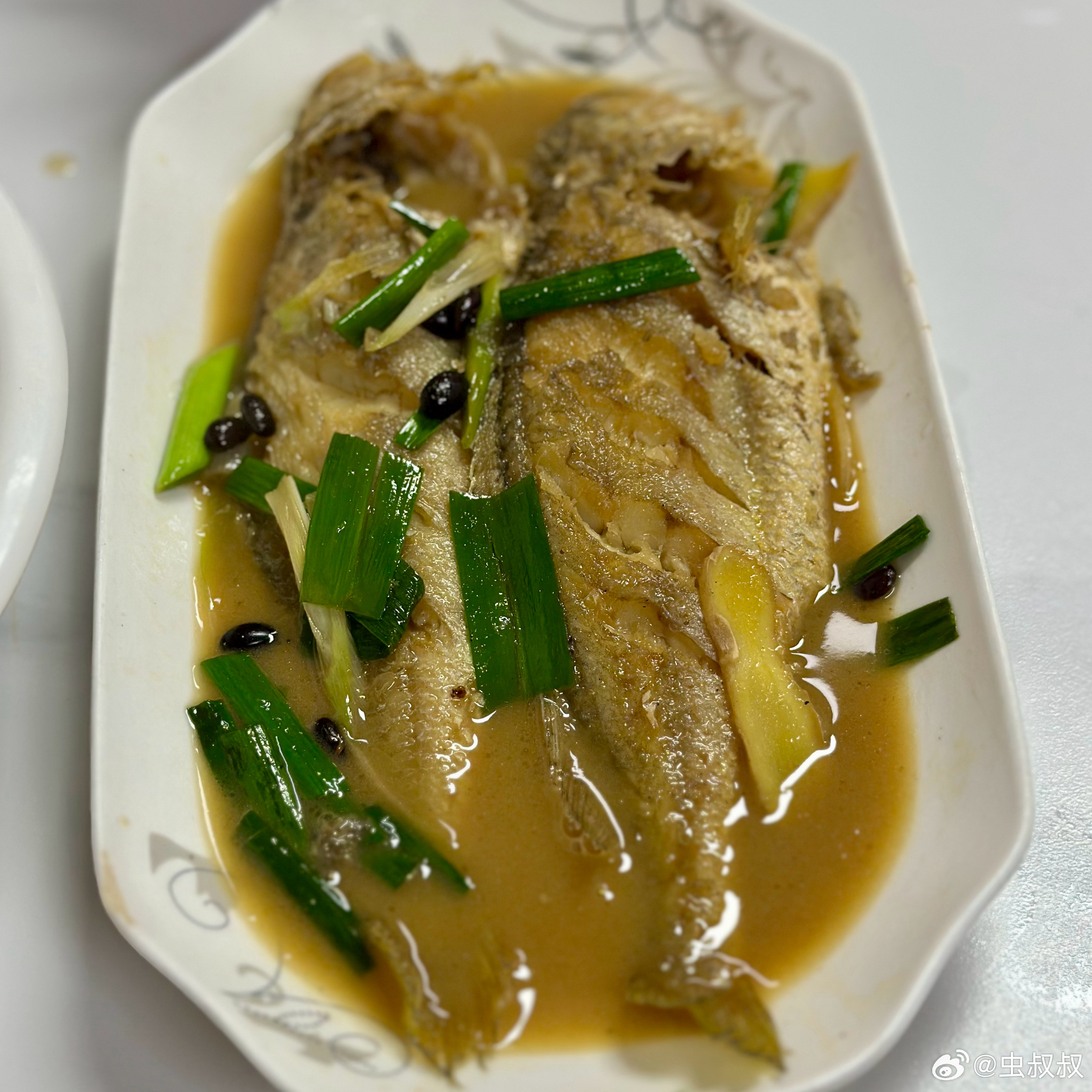 今天中午吃闽南家常菜，两个人吃了油淋小鱿鱼，红烧小黄鱼和卤面。做法确实很家常，我