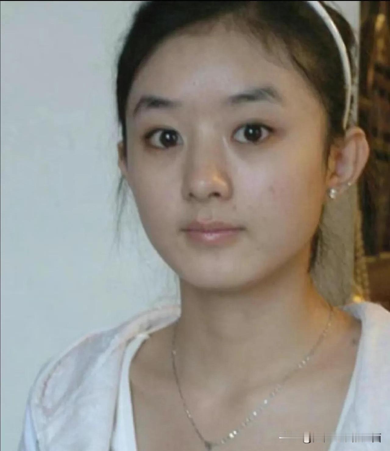 感觉赵丽颖的素颜照和美颜照都很好看，一种是清纯的美，另一种是精致的漂亮，她这样的