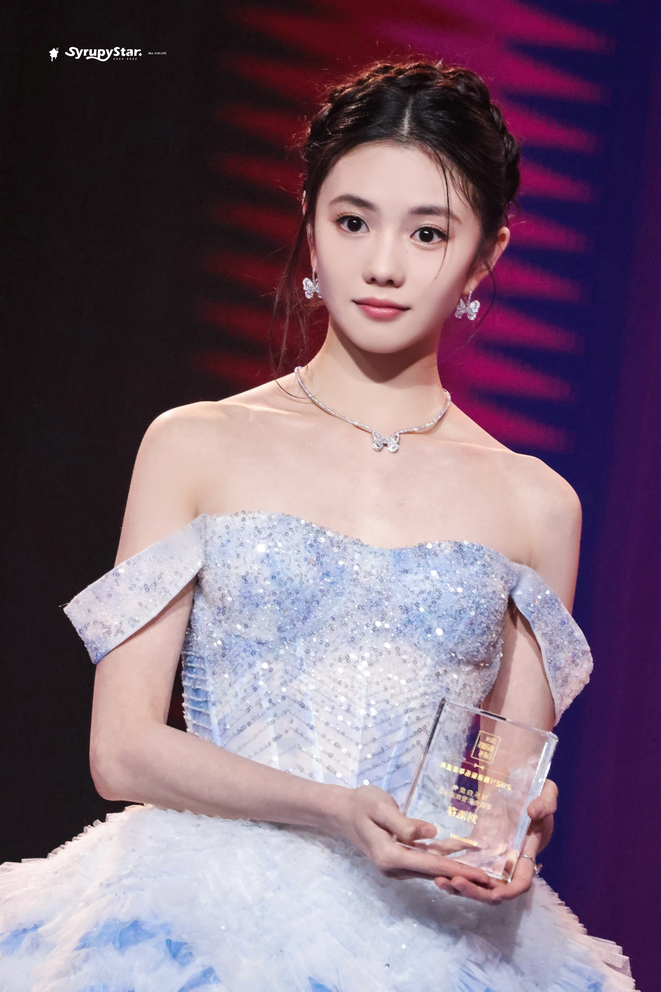 刘浩存 肩颈线条娇俏又撩人，眼尾轻扬就藏不住的媚，甜欲交织最是勾魂。2024.1