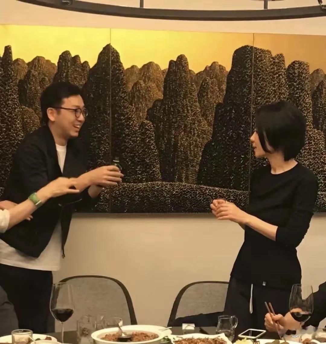 56岁王菲和刘嘉玲豪宅相聚，新剪的短发搭配一身黑衣，状态轻盈，少女感扑面而来。