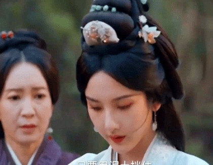 《折腰》蛮蛮是没能借到兵但她想到了一个好主意，是一群小孩在玩的游戏启发了