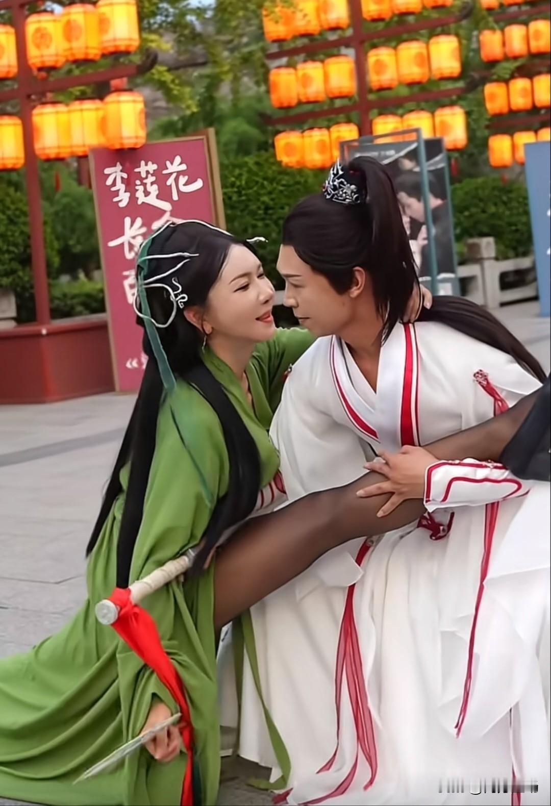 龚玥菲是怎么回事？一会跟庞麦郎夫唱妇随，一会与背驴那个李明轩卿卿我我，现在又与网