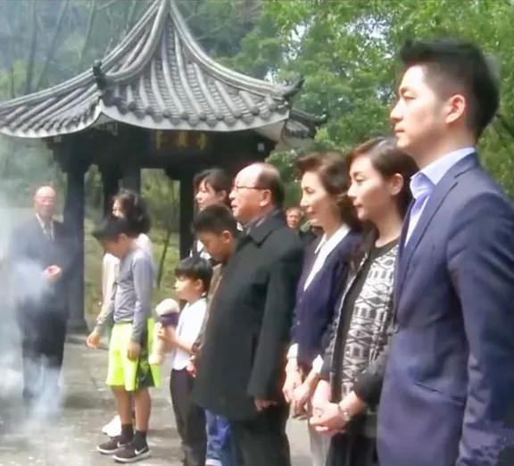 2017年4月2日，蒋孝严带着他老婆蒋黄美伦、儿子蒋万安，还有孙子蒋得立来到桂林