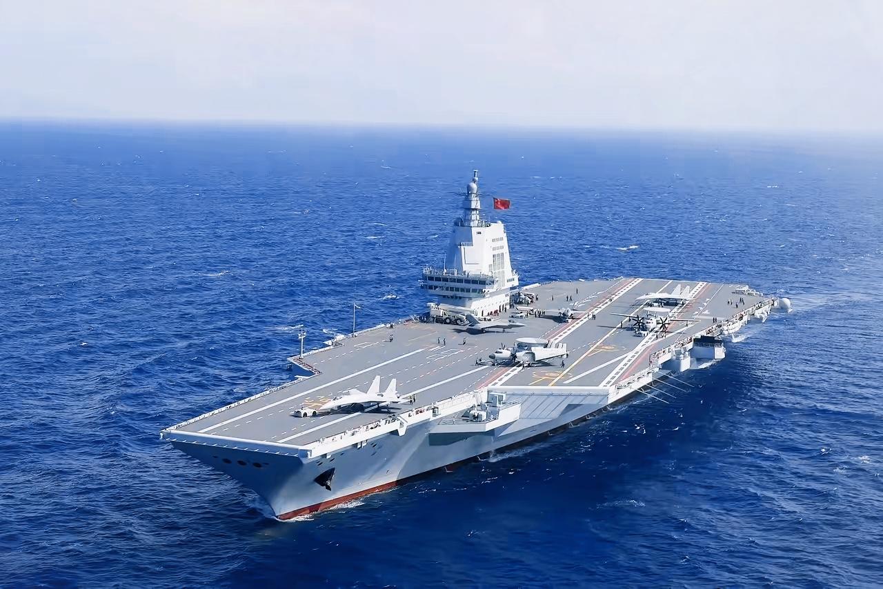 中华人民共和国正式向全世界宣告两件大事：第一件就是，我们的福建舰航母正式服役了，