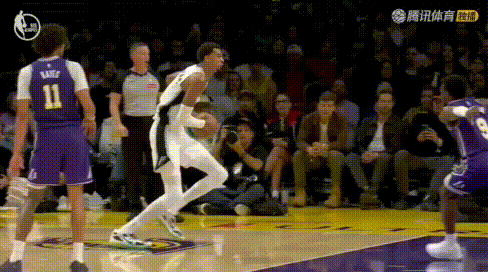 大胆！文班隔扣、撞翻太子布朗尼，你录像带没了。2节先是把布朗尼撞翻在地完成中投