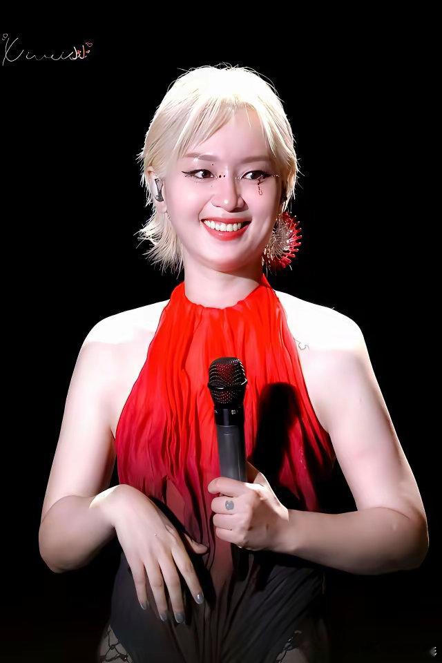 最近看到李宇春的演唱会，感觉现在娱乐圈的审美，我有点跟不上了。特别是周笔畅，那造