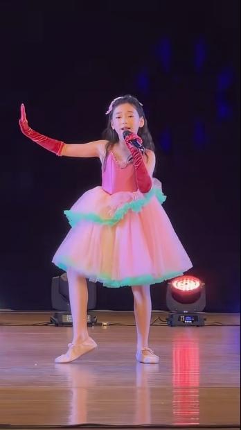 董璇这辈子值了。生了一个能歌善舞的女儿小酒窝。这孩子可不得了哦，天赋异禀的，不竟