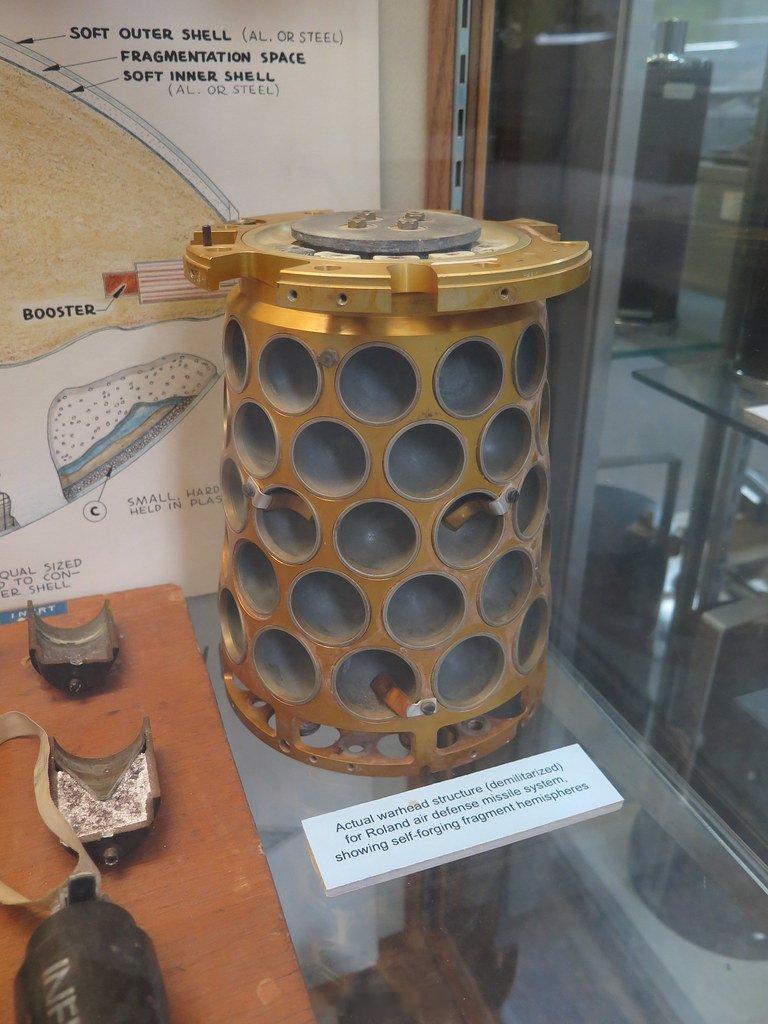 烽火问鼎计划罗兰防空导弹的战斗部结构，采用了自锻破片，这种结构之前好像只在反