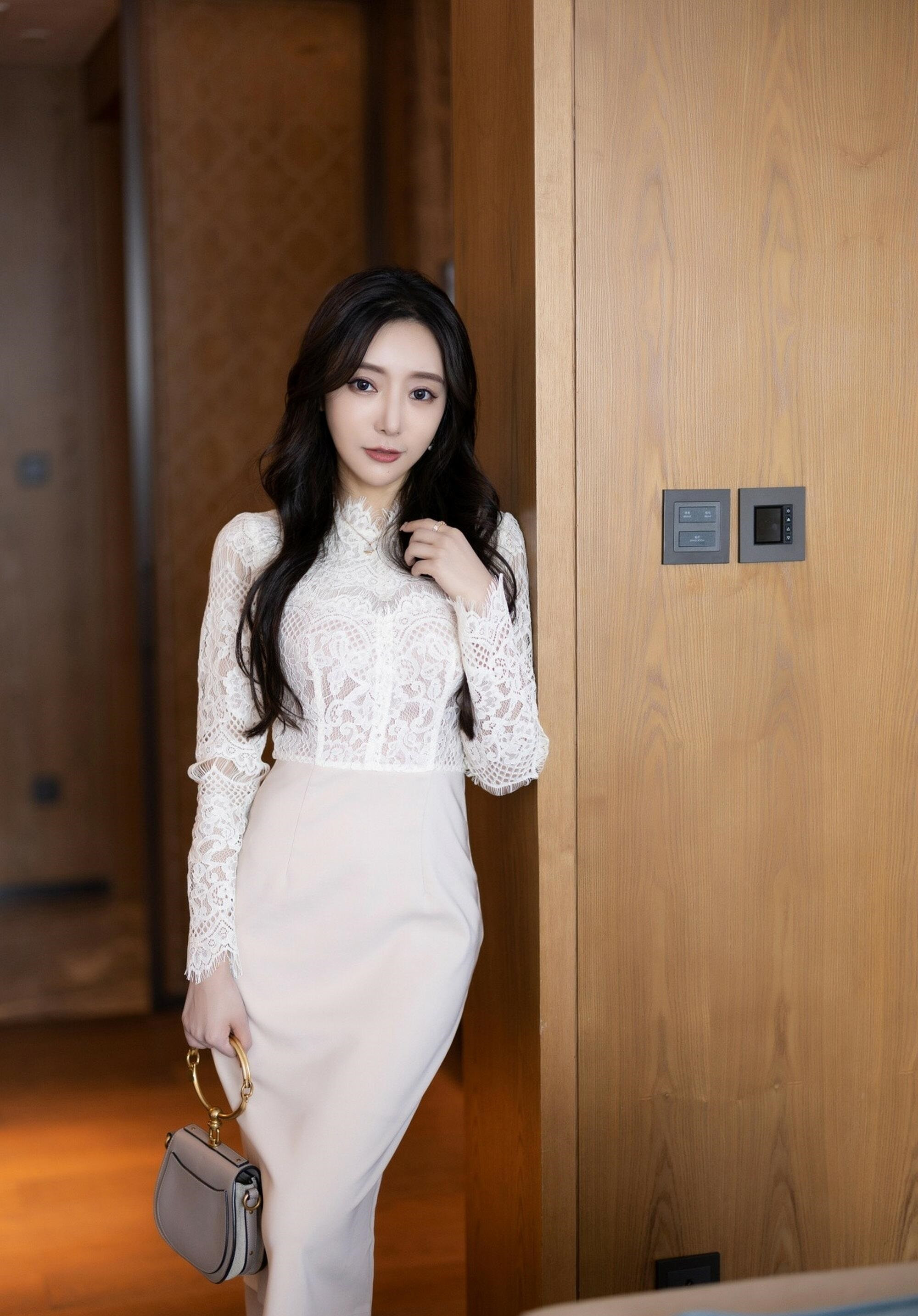 美女模特王馨瑶，白色的钩花拼接西装裙利落又潇洒