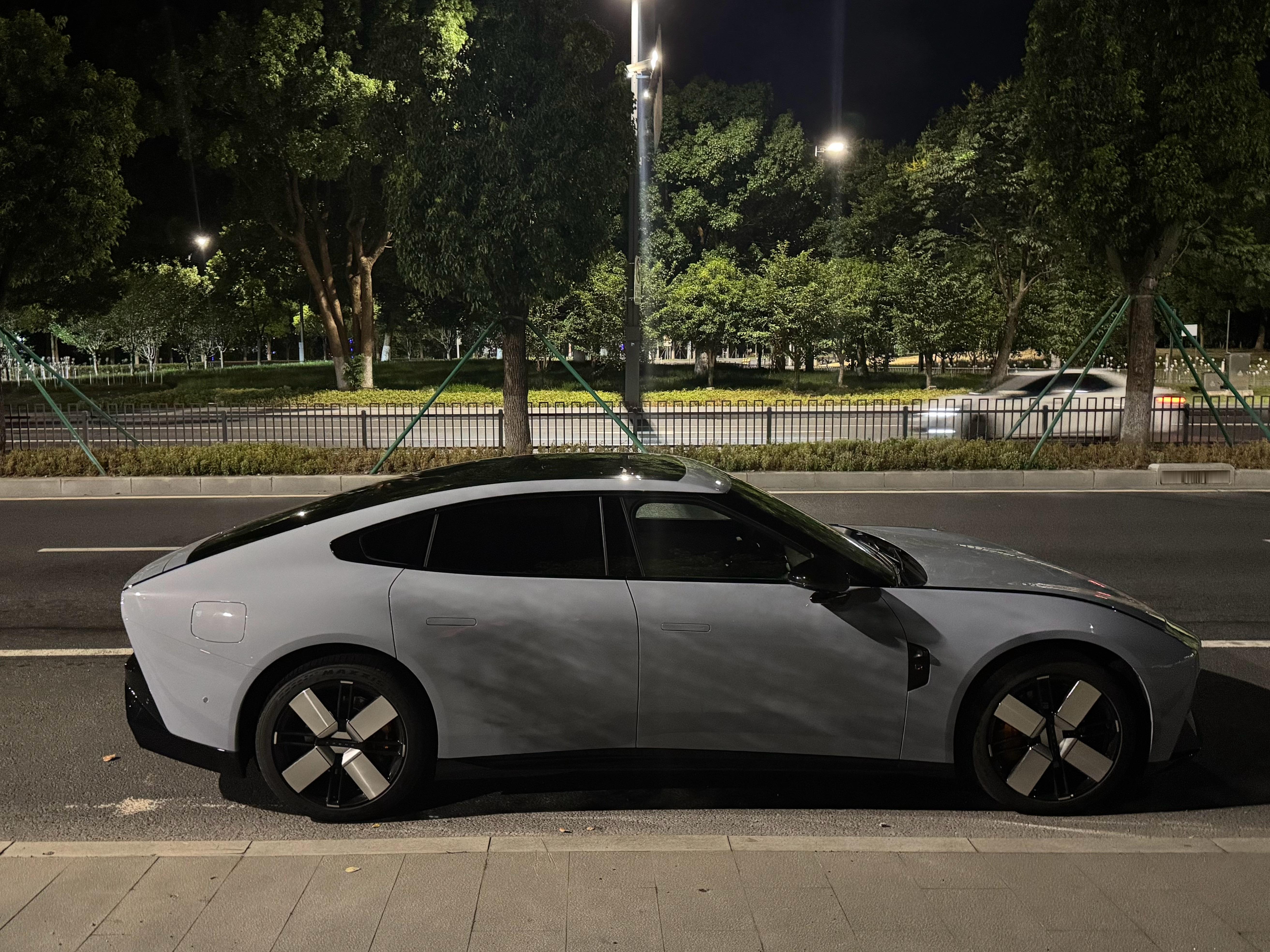 小鹏新P7这个角度有跑车的感觉了​​​