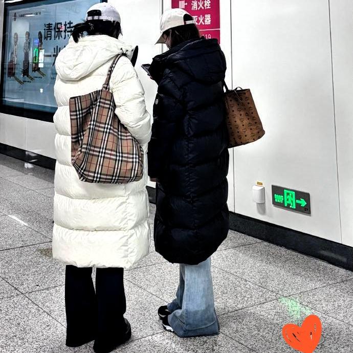 谁懂啊！地铁里偶遇的这对黑白配穿搭，直接戳中了我的心，这简直就是搭配的精髓！