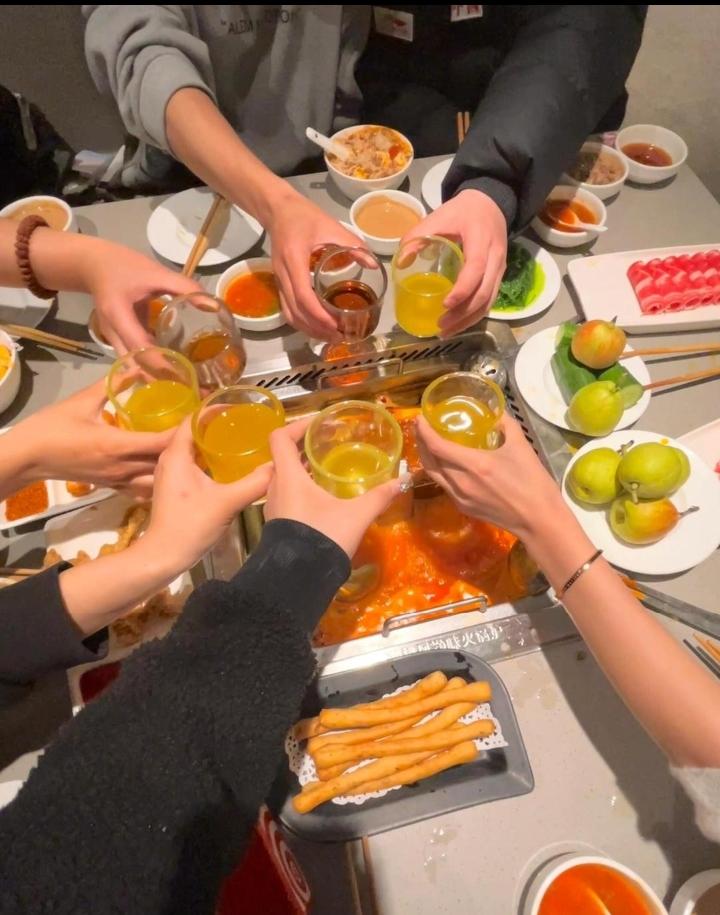 “中国特色聚餐”，老板叫苦不迭，顾客摇头表无奈，外网：兄弟，到底谁结账！？近日