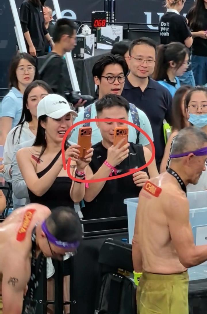 田朴珺到现场给王石加油，镜头里她旁边一位男士挨得不远，手里那手机外套还跟王石一个