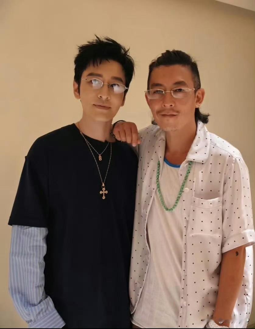 谁能想到多年之后，黄晓明的颜值会碾压式赢了陈冠希啊，又帅又年轻，关键他比陈冠希还