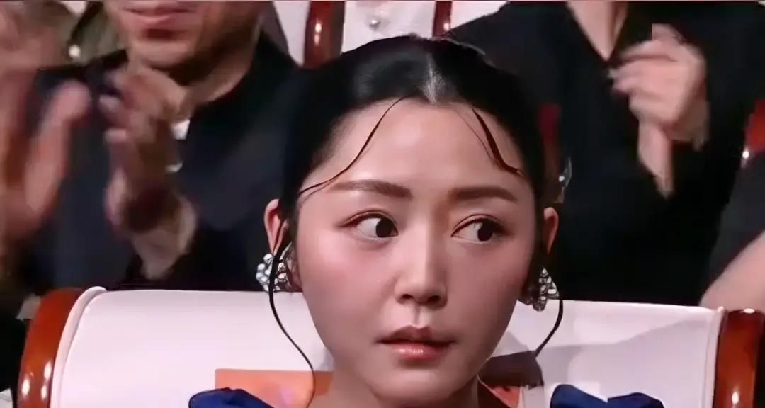 不知道大家注意到了吗，卫诗雅百花奖上台领奖，她第一个表情不是高兴，而是懵了！