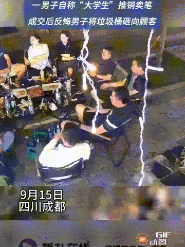 四川成都一群人正在路边吃烧烤时，一名自称是大学生的男子走过来，向他们推销一款笔，