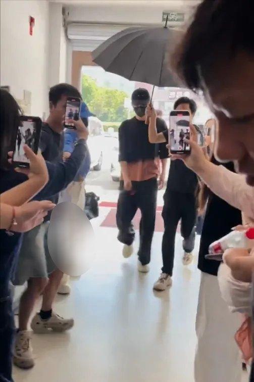 许凯复工后第一天上班，这状态怎么样？总感觉缺少了以前的开朗自信！​​​